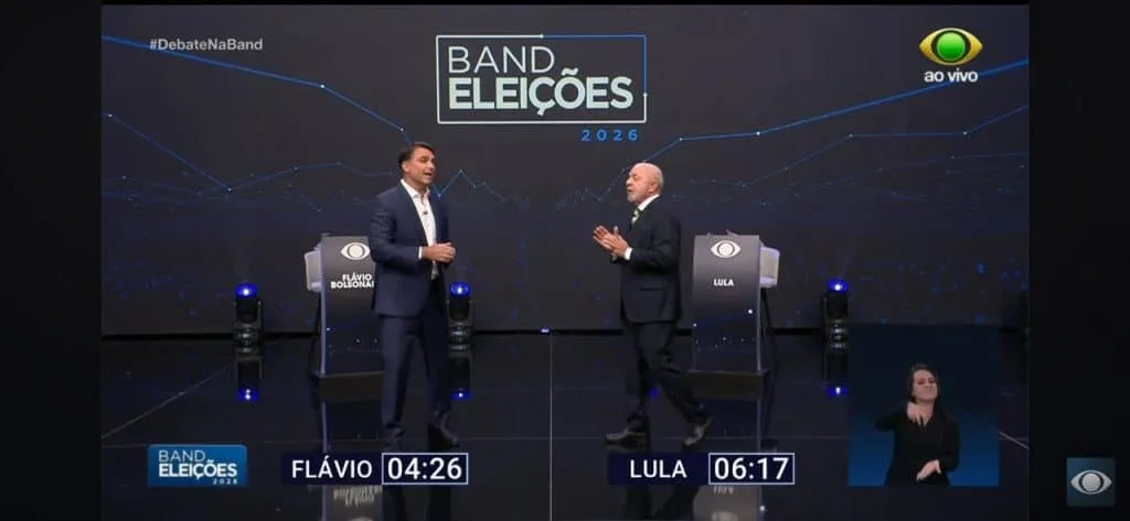 DEBATE NA BAND VIRA CAMPO DE BATALHA POLÍTICO: LULA E FLÁVIO BOLSONARO TROCAM ACUSAÇÕES E ELEVAM A TENSÃO ELEITORAL
